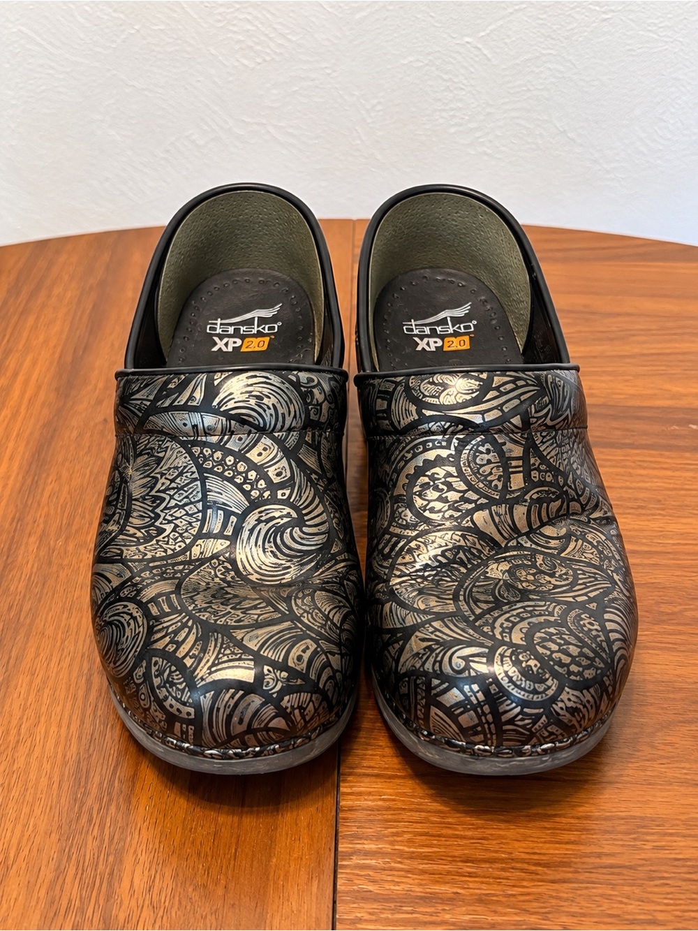 Dansko XP 2.0 Women’s Size 36 Black Metallic Paisley Professional Clogs